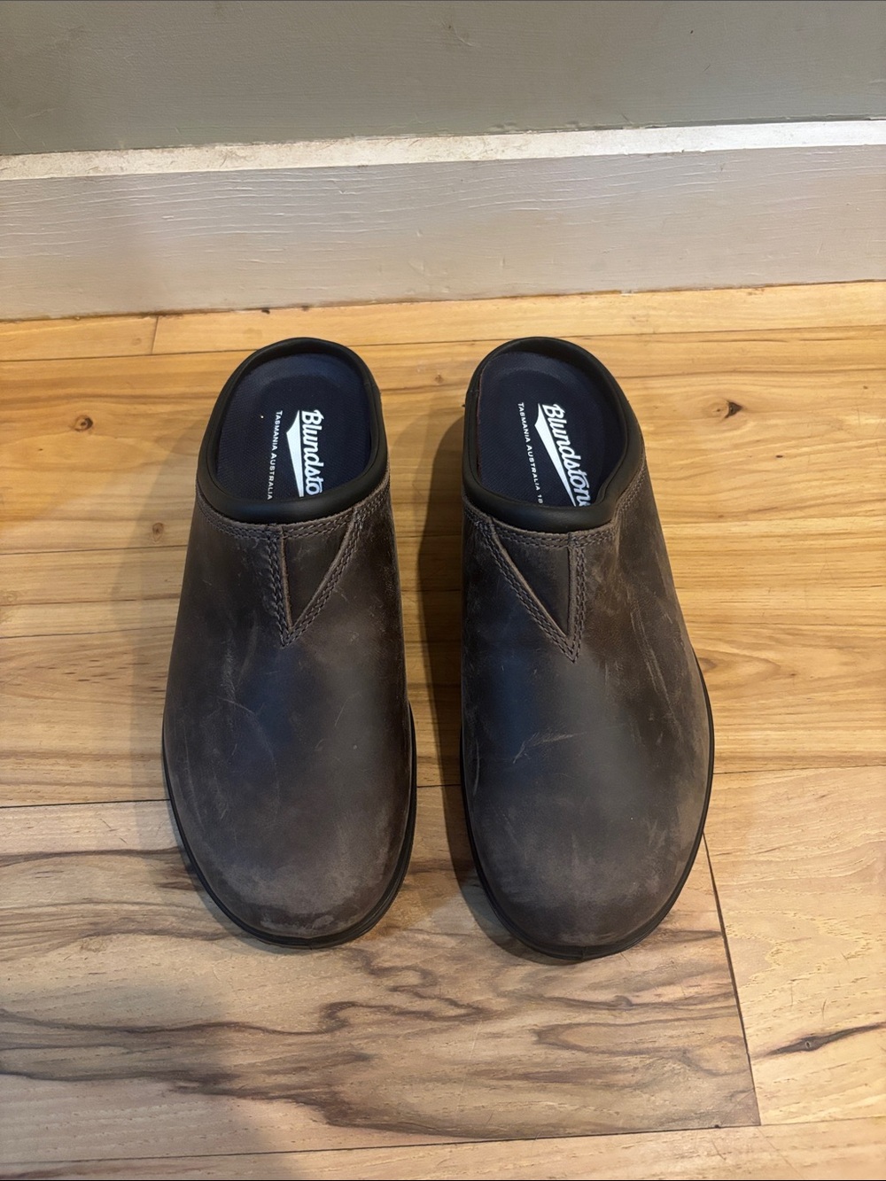 BLUNDSTONE leather slip on clogs in antique brown
